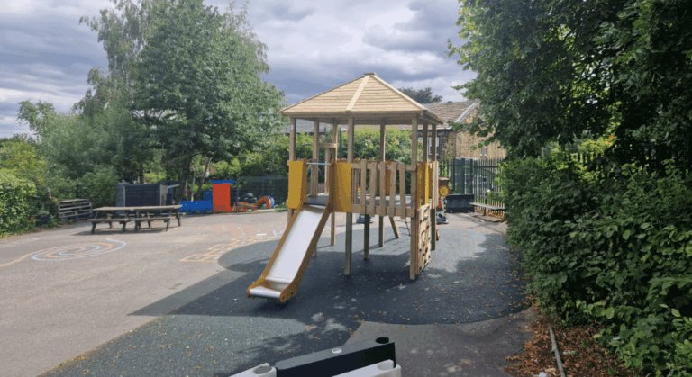 Makalu Quad Jigsaw Tower Playground Equipment And Wetpour Safety Surfacing