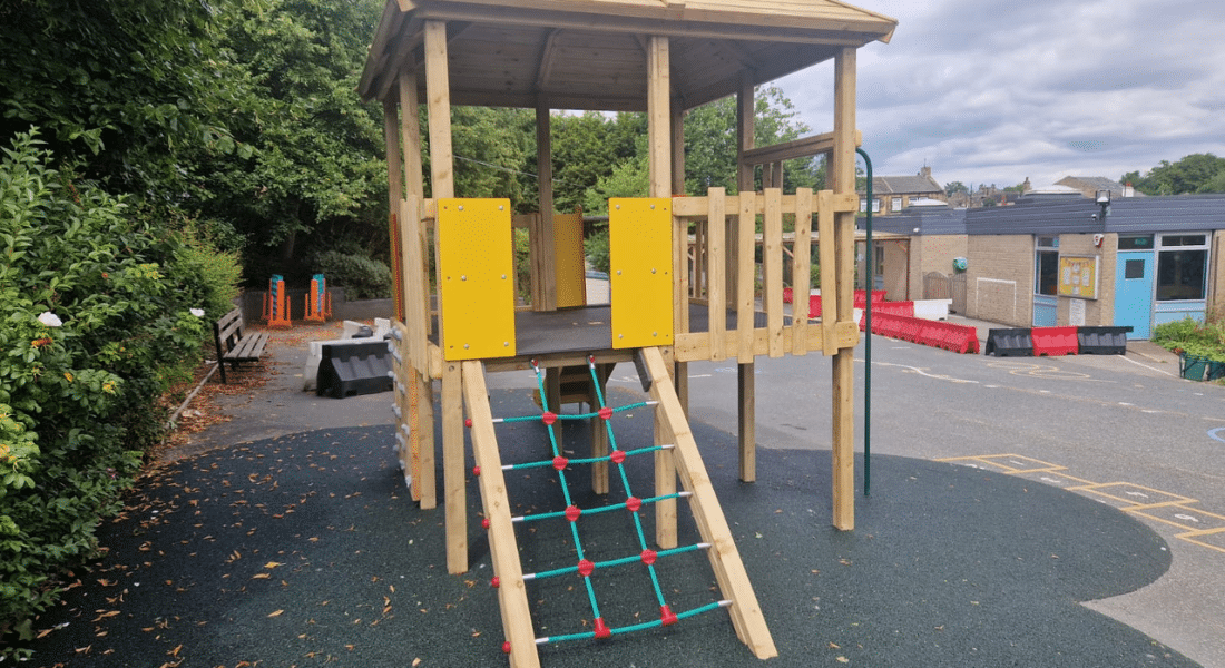 Makalu Quad Jigsaw Tower Playground Equipment And Wetpour Safety Surfacing