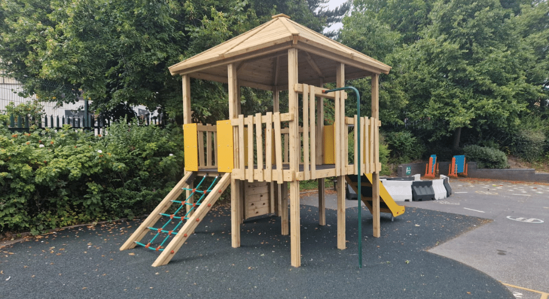 Makalu Quad Jigsaw Tower Playground Equipment And Wetpour Safety Surfacing