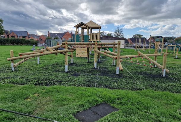 This image shows a jungle climber midi on grass mats